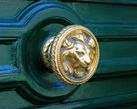 Choosing Victorian Door Knobs, Handles, And Furniture