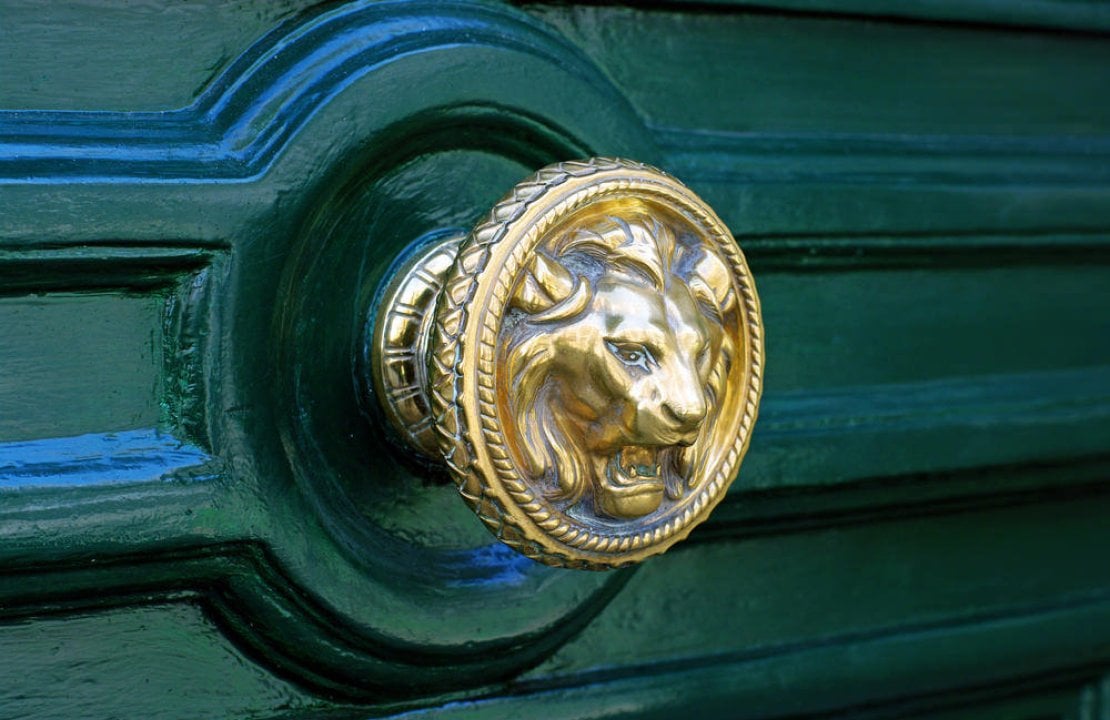Choosing Victorian Door Knobs, Handles, And Furniture