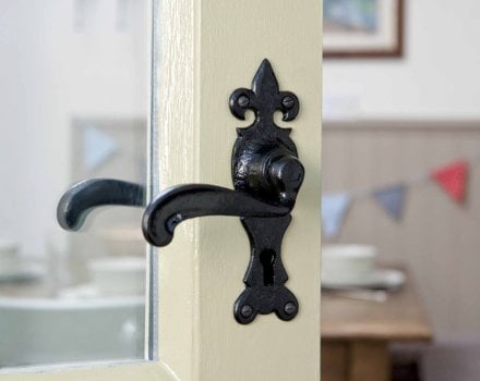 Choosing Victorian Door Furniture