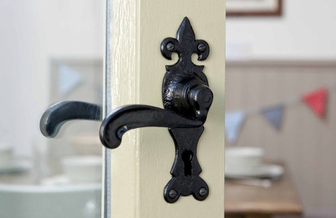 Choosing Victorian Door Furniture